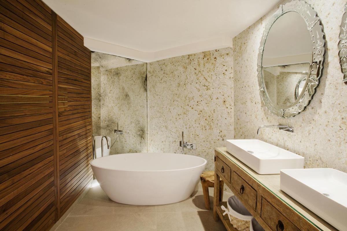 Un baño de Claris Hotel & Spa GL, a Small Luxury Hotel of the World