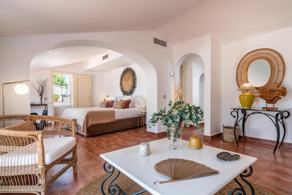 una sala de estar con una cama y una mesa en Hotel Ritual de Terra & SPA, en Jávea