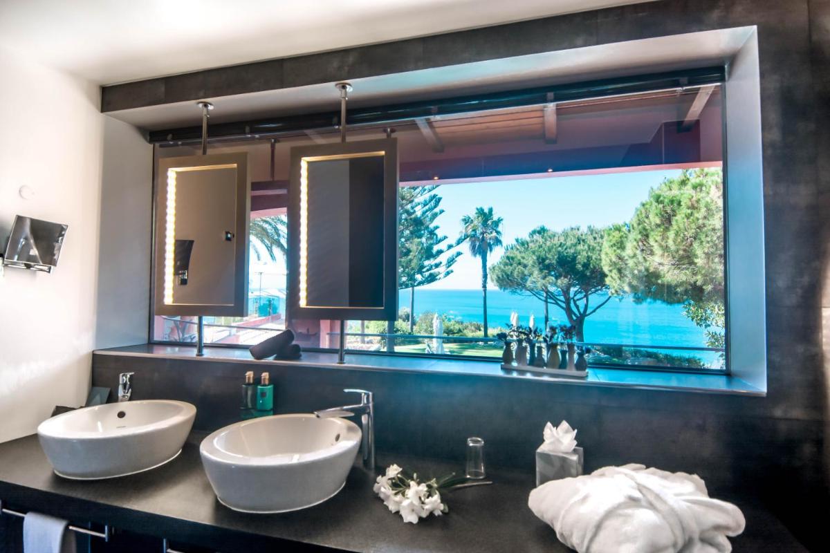 um banheiro com duas pias e uma janela grande em Boutique Hotel Vivenda Miranda em Lagos
