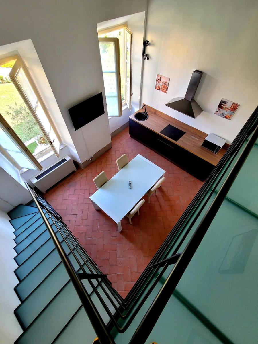 LA VILLA APARTMENTS - Convenient for Sardinia and Corsica - 4 beds - Private Parking included with Camera - Housity