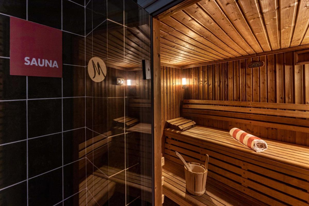 uma sauna com uma placa na lateral em The Magnolia Hotel na Quinta do Lago