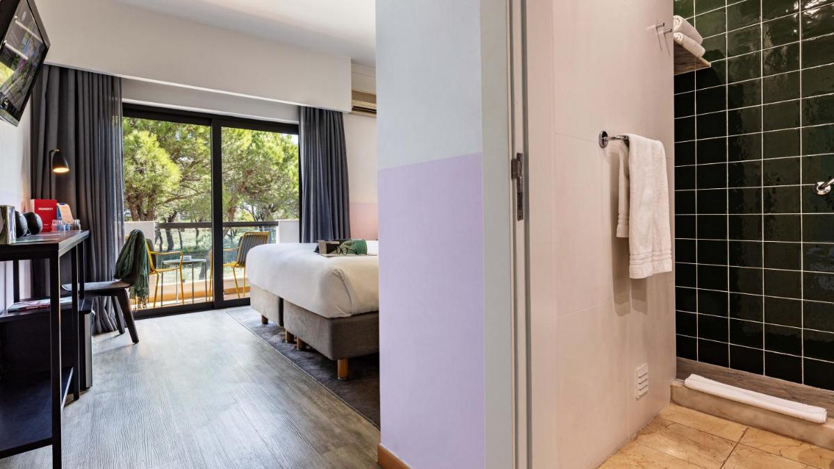 Uma cama ou camas num quarto em The Magnolia Hotel