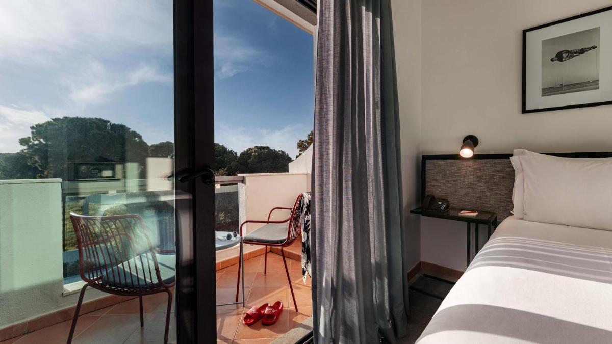 Uma cama ou camas num quarto em The Magnolia Hotel