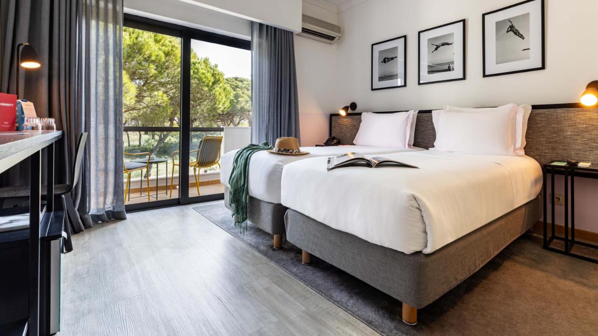 Uma cama ou camas num quarto em The Magnolia Hotel