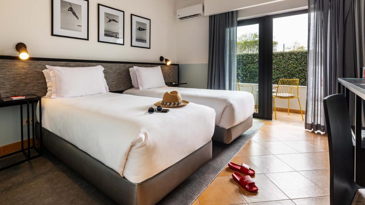 Uma cama ou camas num quarto em The Magnolia Hotel