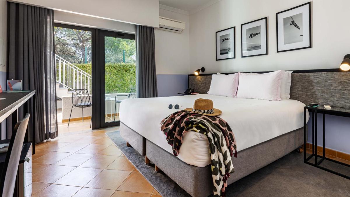 Uma cama ou camas num quarto em The Magnolia Hotel