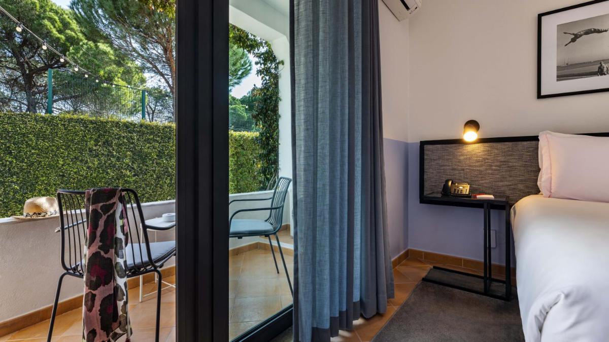 Uma cama ou camas num quarto em The Magnolia Hotel