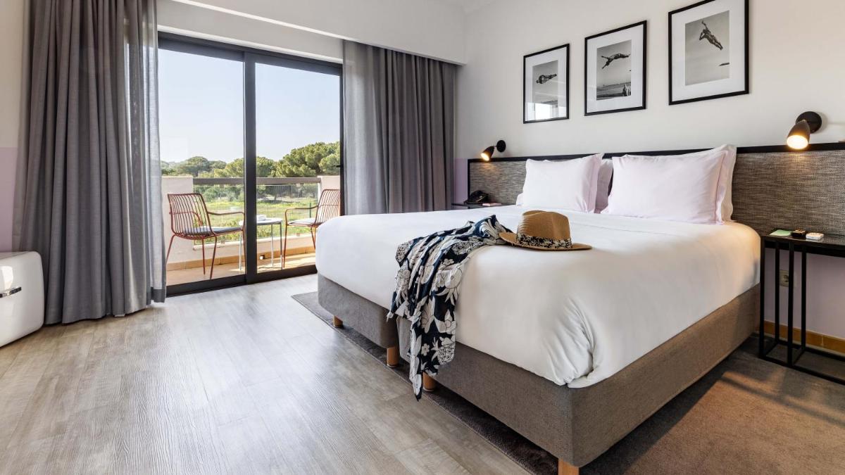 Uma cama ou camas num quarto em The Magnolia Hotel