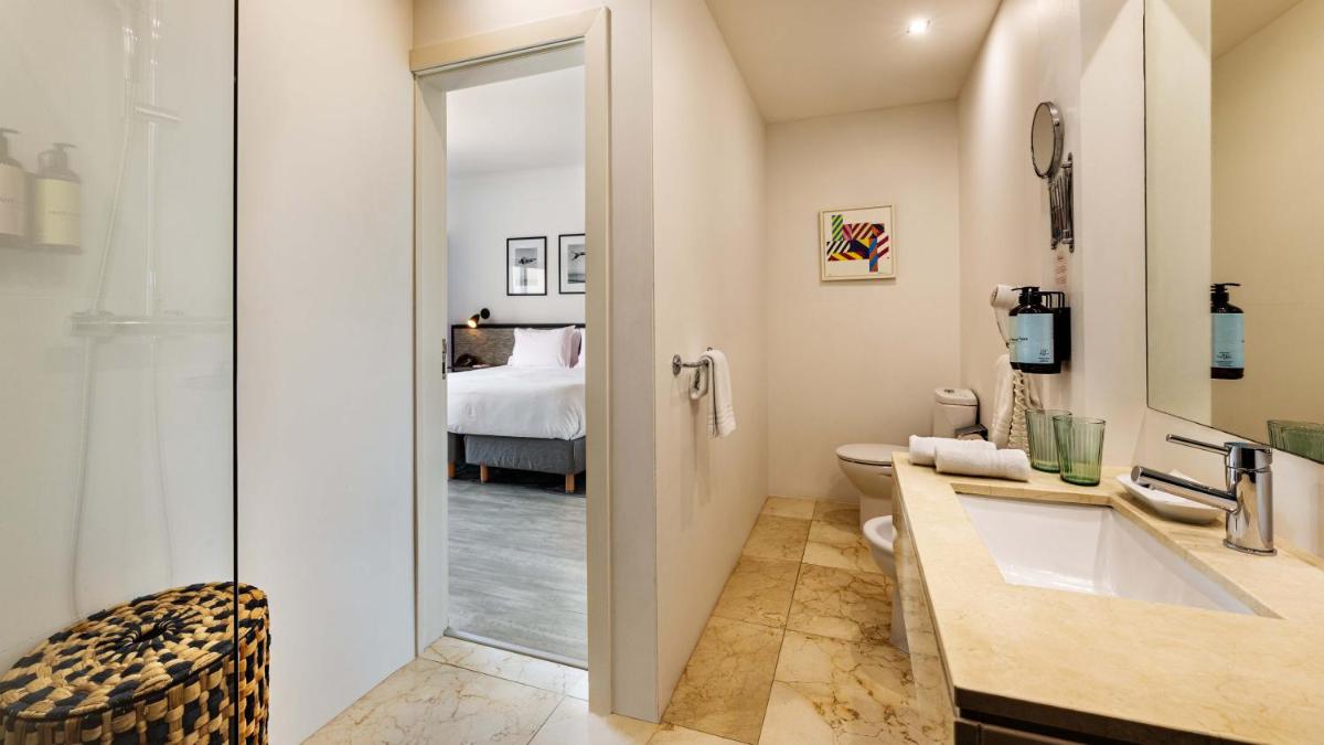 Uma cama ou camas num quarto em The Magnolia Hotel