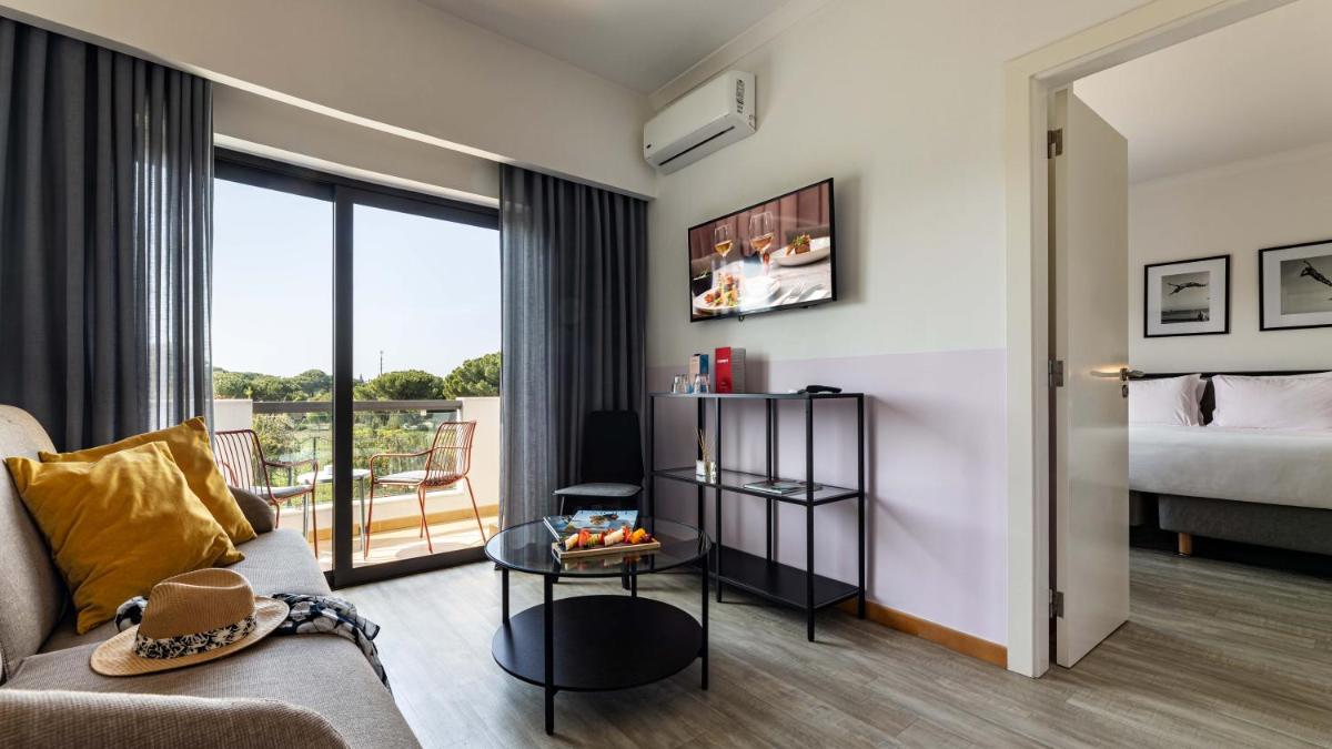 Uma cama ou camas num quarto em The Magnolia Hotel