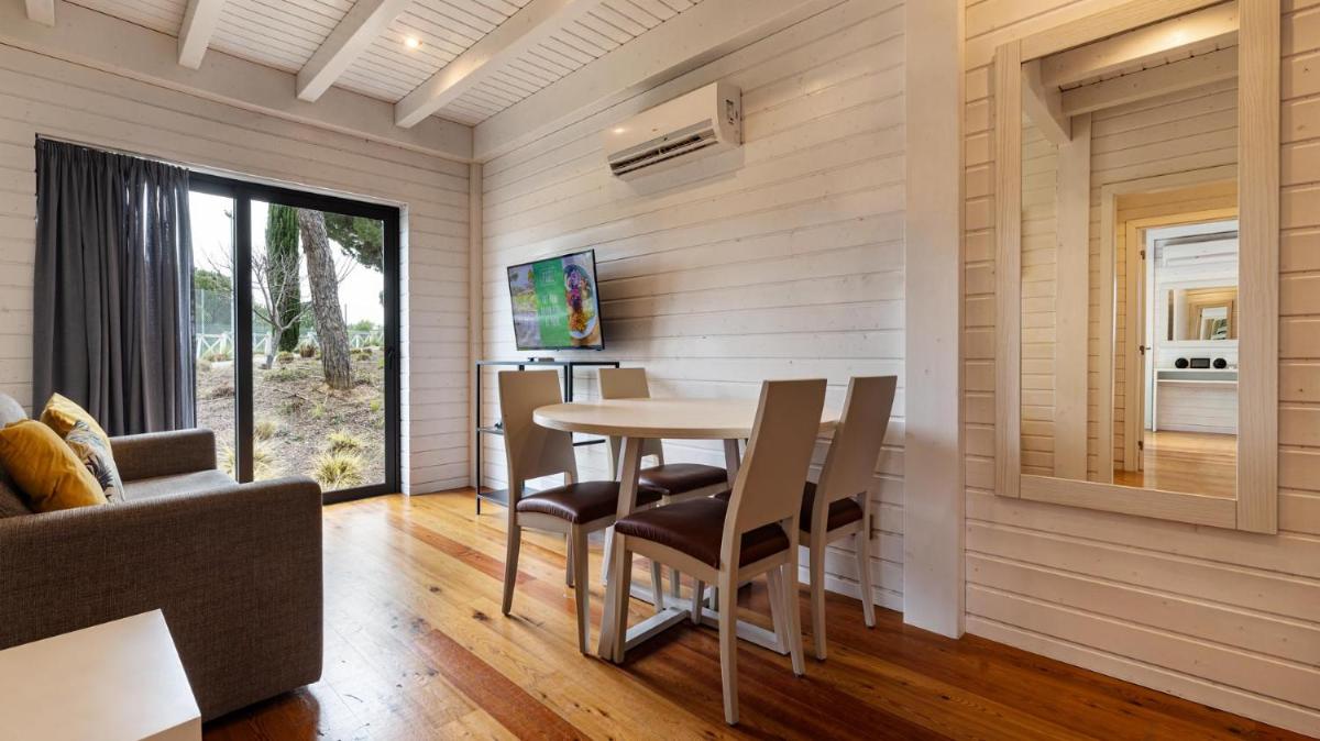 Uma televisão e/ou sistema de entretenimento em The Magnolia Hotel