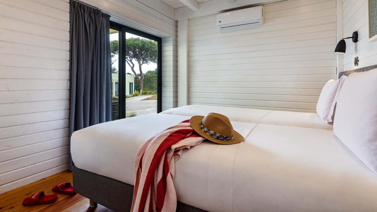 Uma cama ou camas num quarto em The Magnolia Hotel