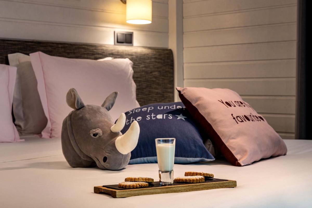 Uma cama ou camas num quarto em The Magnolia Hotel