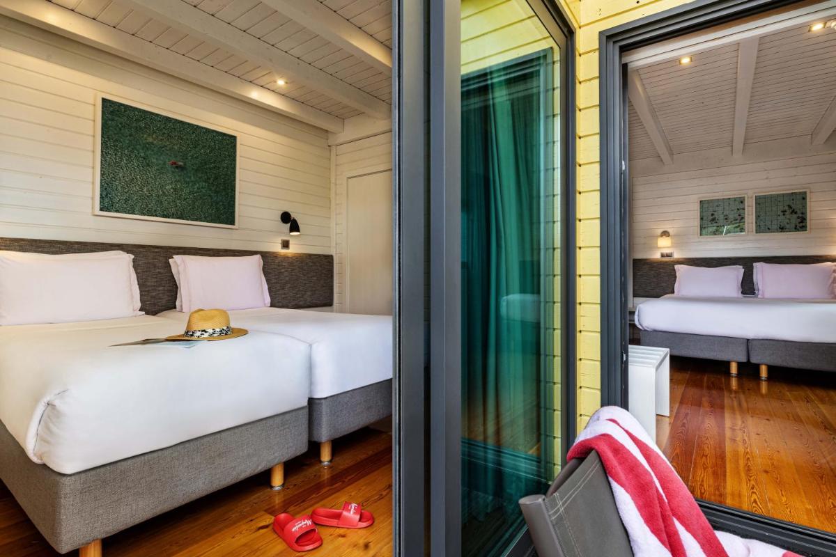 Uma cama ou camas num quarto em The Magnolia Hotel