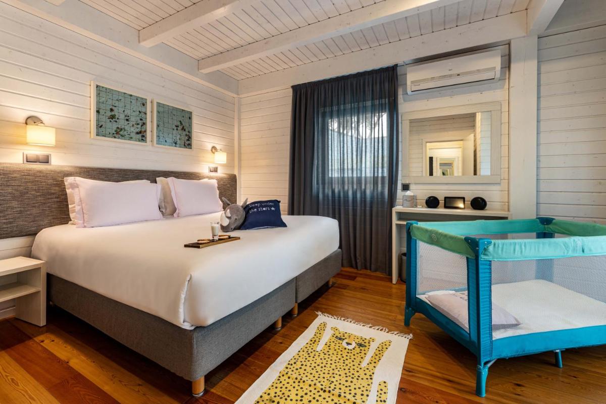 Uma cama ou camas num quarto em The Magnolia Hotel