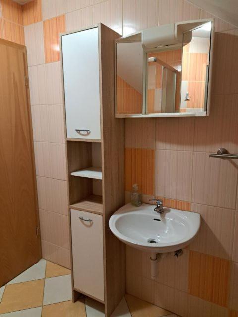 Guest House Pri Treh Lipah - Housity
