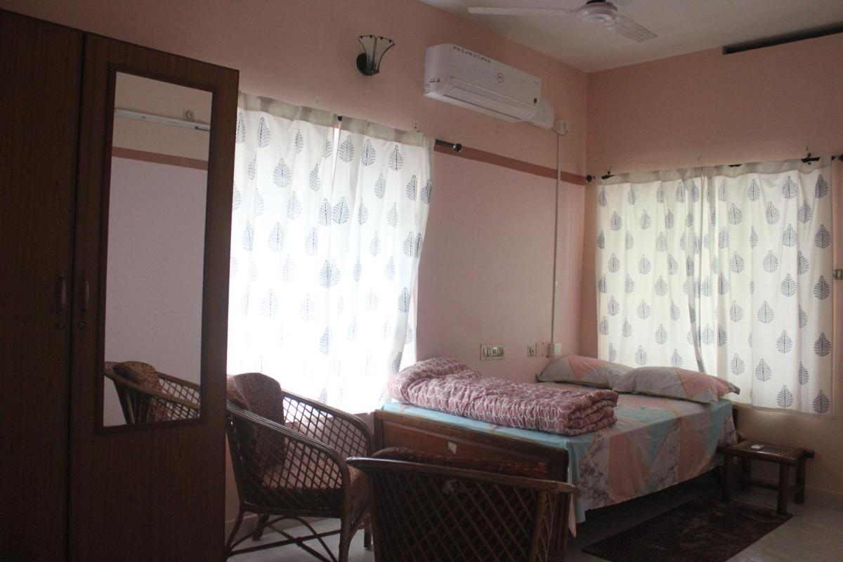 Zaatvm: Spacious room with private balcony at Sasthamangalam - only for families and solo women travellers - Housity