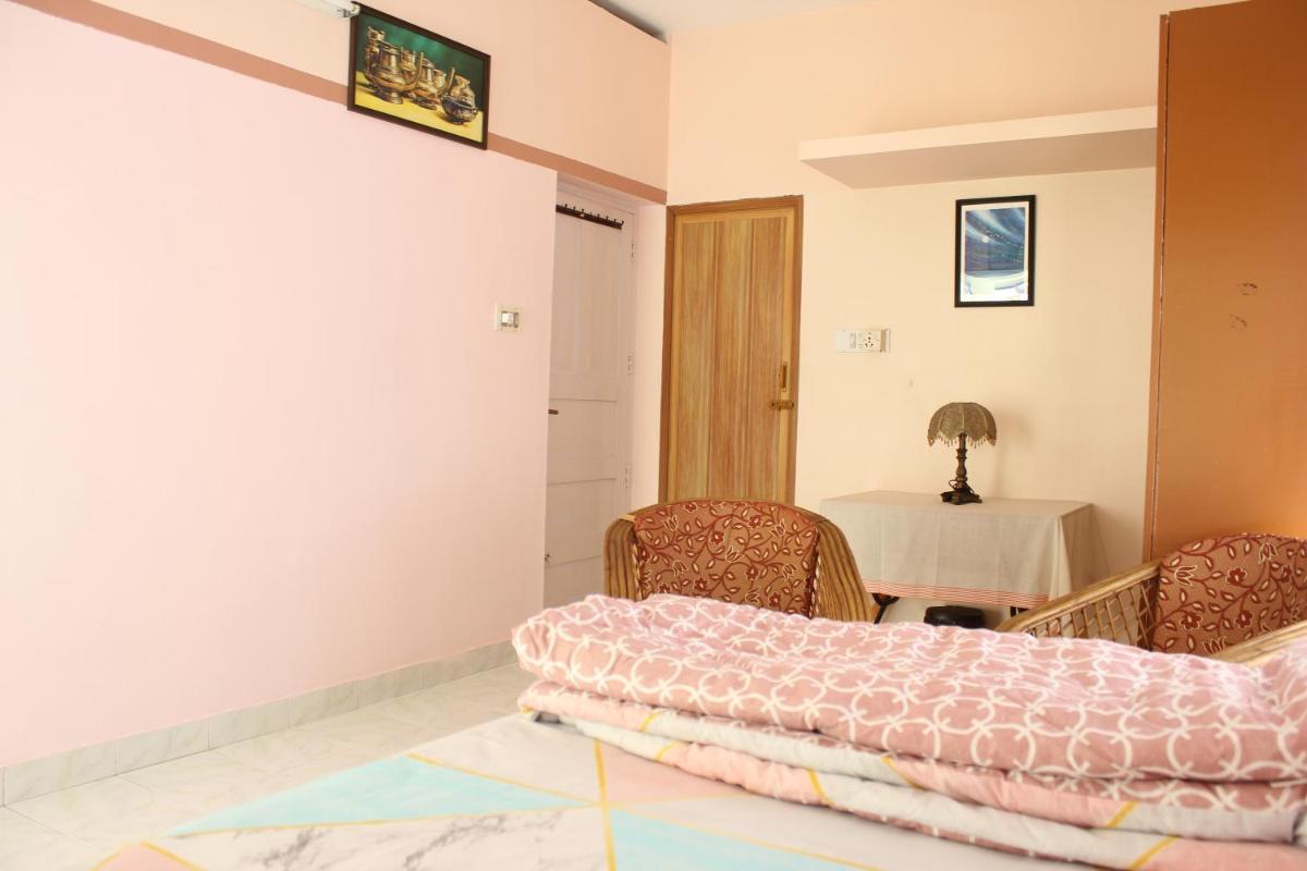 Zaatvm: Spacious room with private balcony at Sasthamangalam - only for families and solo women travellers - Housity