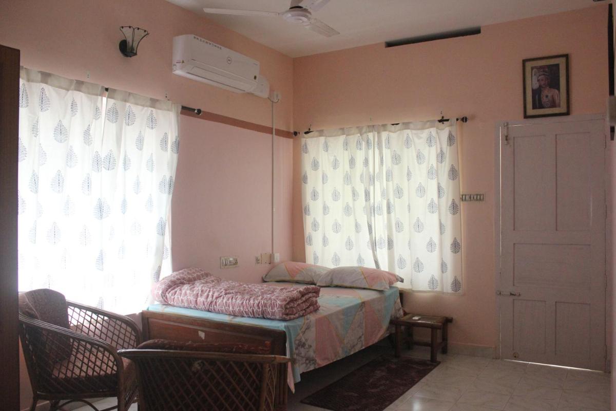 Zaatvm: Spacious room with private balcony at Sasthamangalam - only for families and solo women travellers - Housity