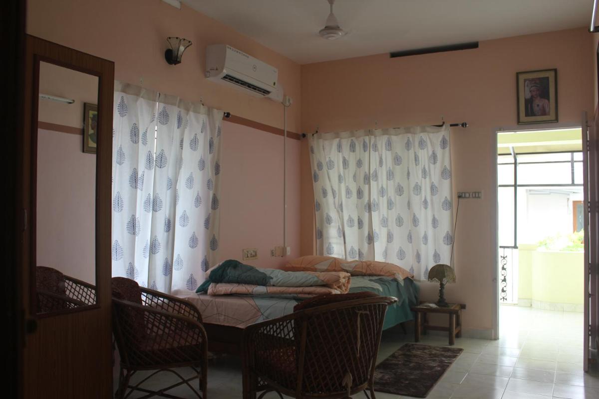 Zaatvm: Spacious room with private balcony at Sasthamangalam - only for families and solo women travellers - Housity