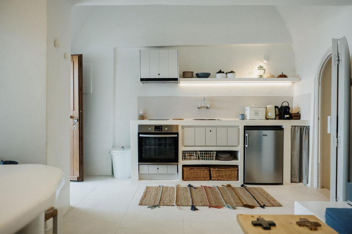 Kalyva Cycladic house - Oia Santorini - Housity