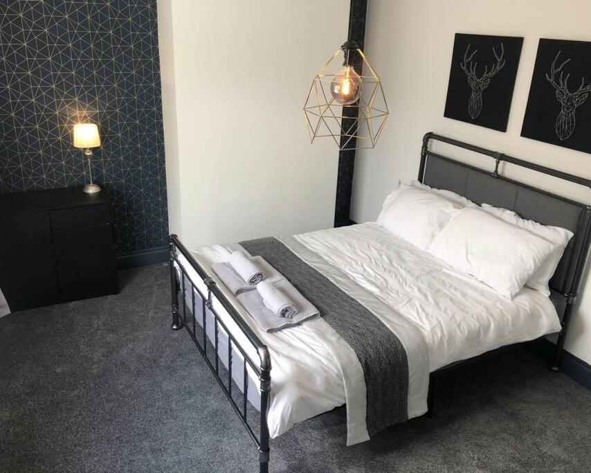 Stainsby House 4 Bedrooms Workstays UK - Housity