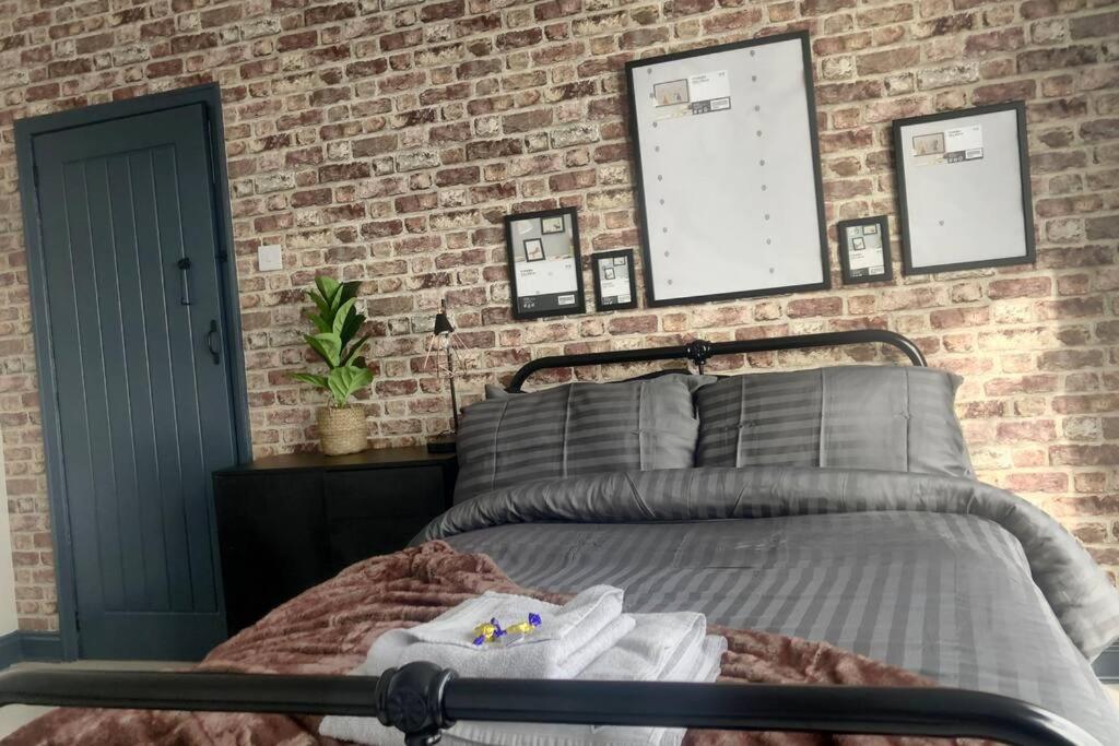 Stainsby House 4 Bedrooms Workstays UK - Housity