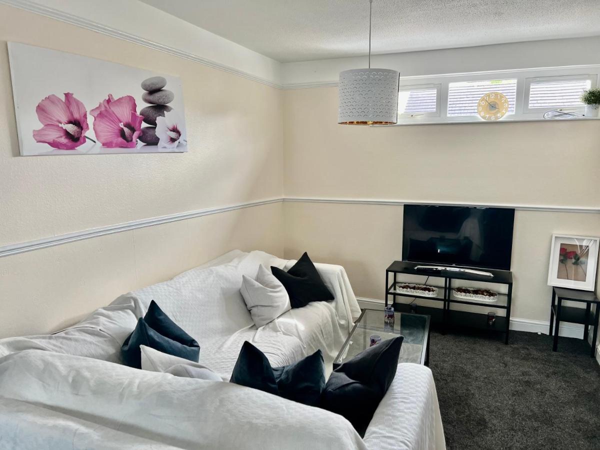 Stunning 3 bedroom property- Large Rooms - Housity