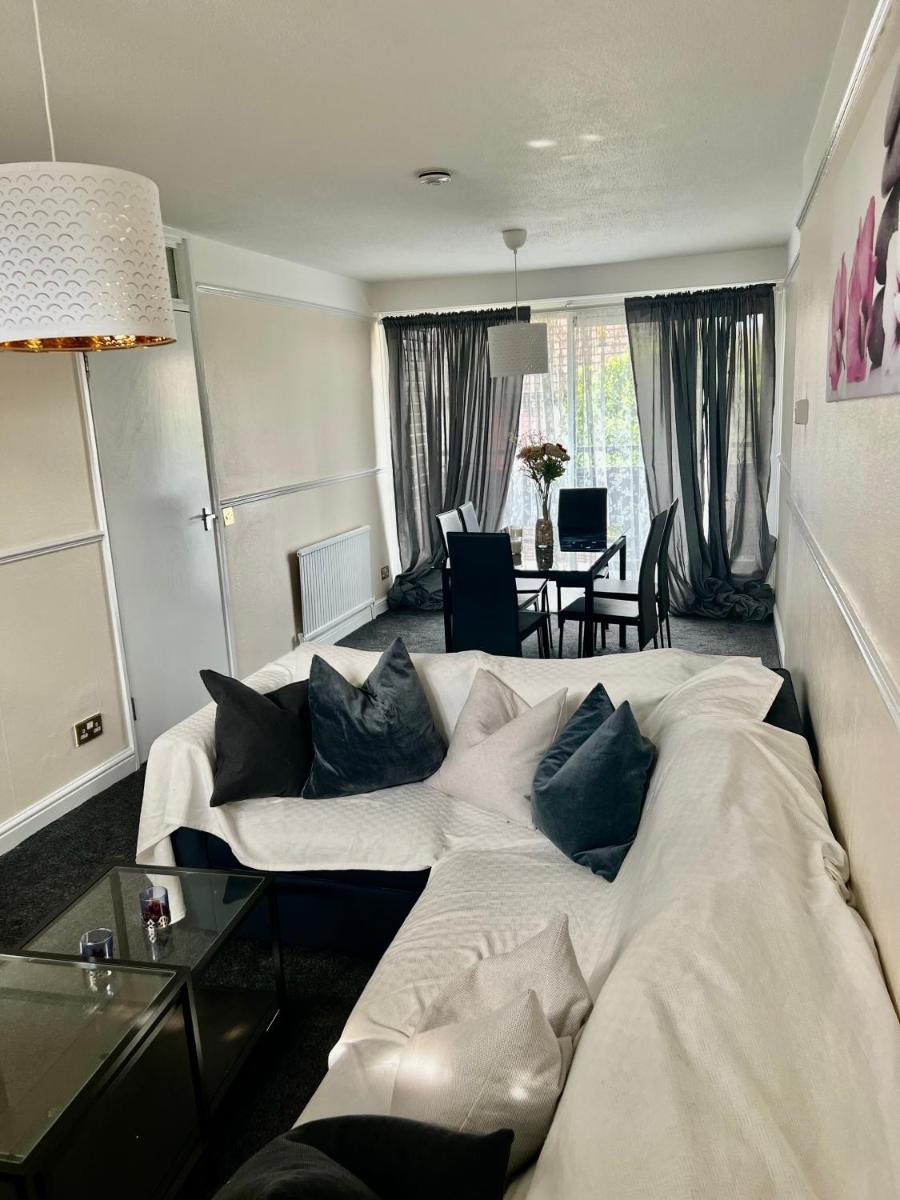 Stunning 3 bedroom property- Large Rooms - Housity
