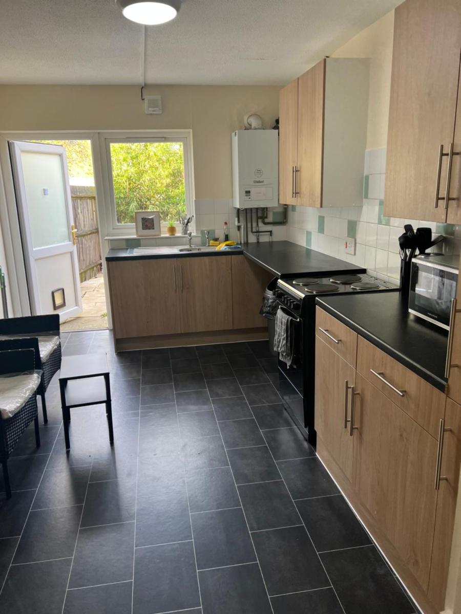 Stunning 3 bedroom property- Large Rooms - Housity