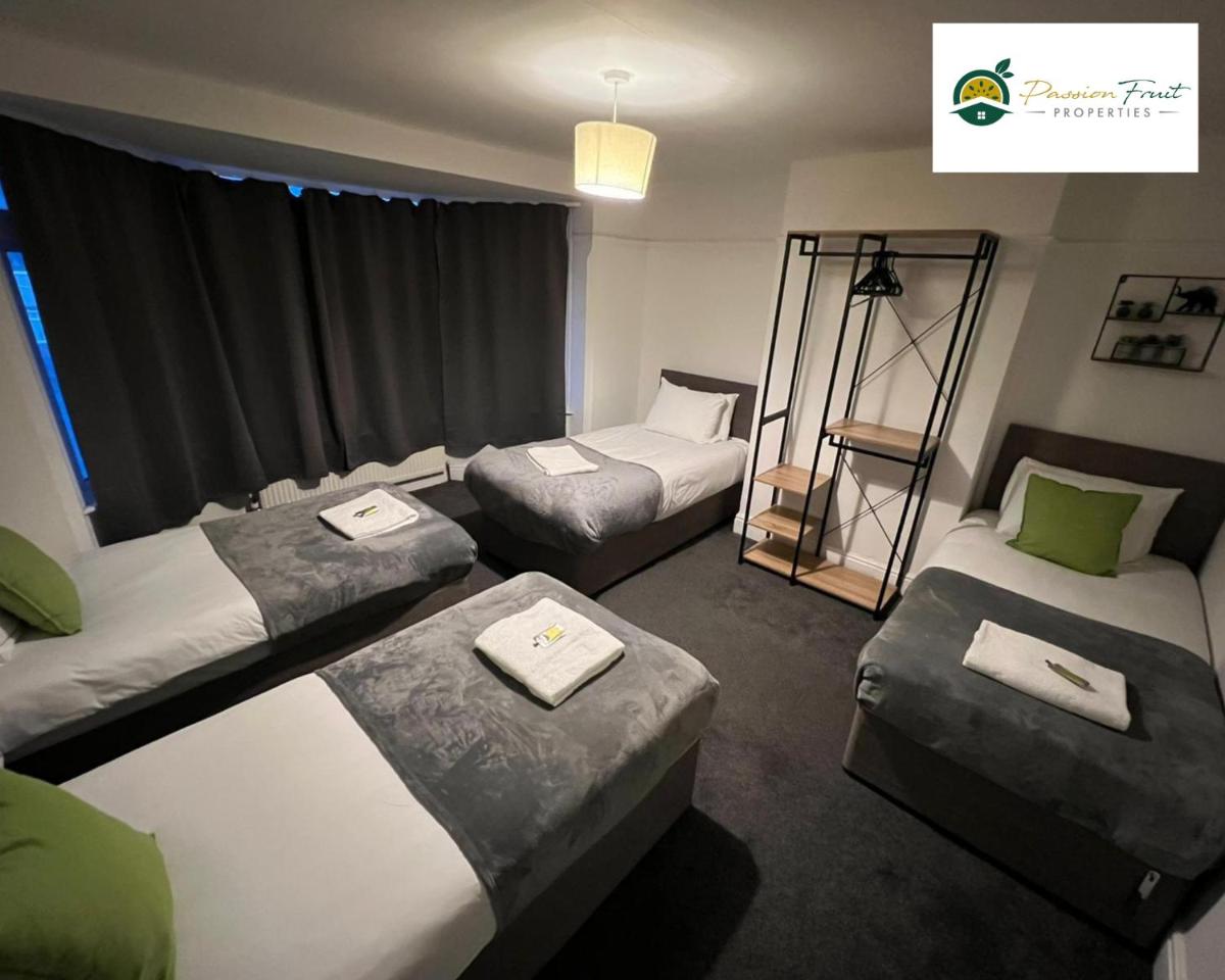 3 Bedroom 2 Bath House By Passionfruitproperties Near Coventry City Centre - Free Wi-fi, Pool Table And Garden - MAC - Hizvo
