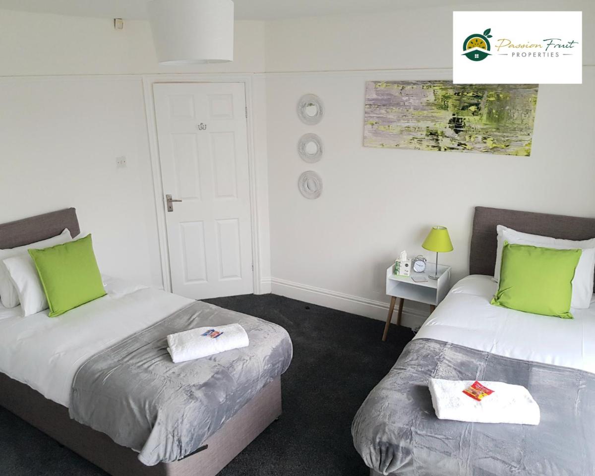 3 Bedroom 2 Bath House By Passionfruitproperties Near Coventry City Centre - Free Wi-fi, Pool Table And Garden - MAC - Hizvo