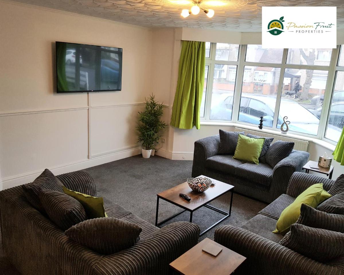 3 Bedroom 2 Bath House By Passionfruitproperties Near Coventry City Centre - Free Wi-fi, Pool Table And Garden - MAC - Hizvo