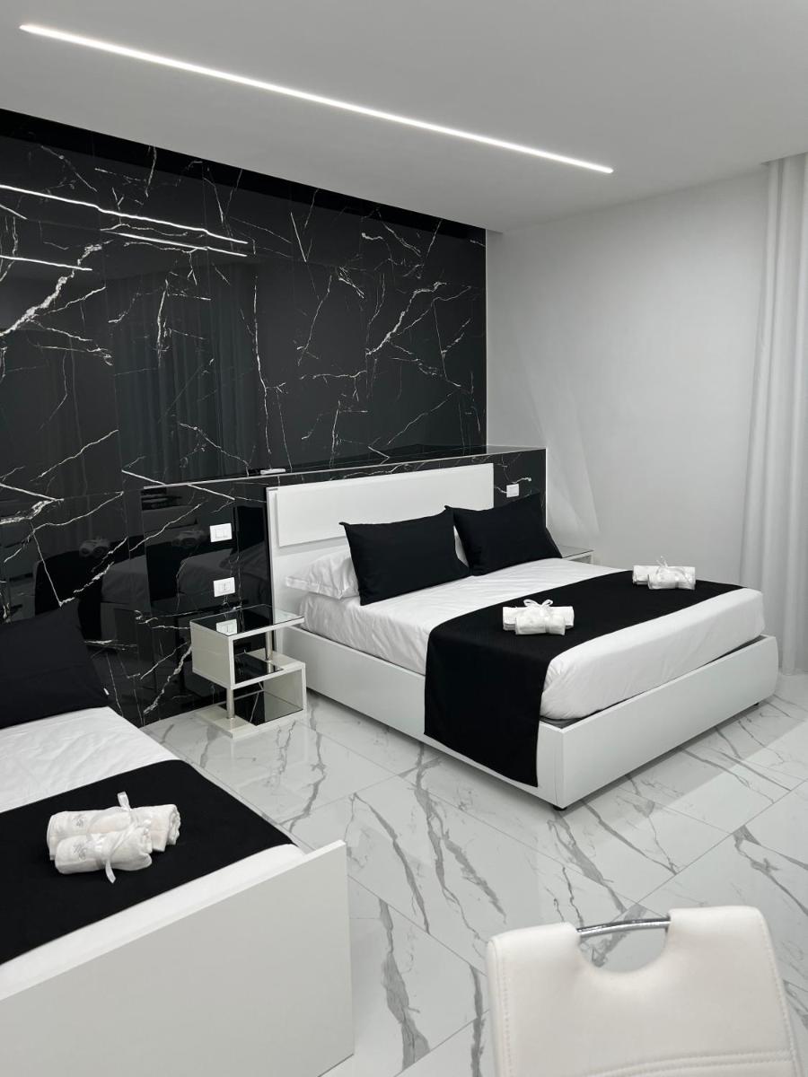 White Elegance Luxury B&B Caserta - Housity