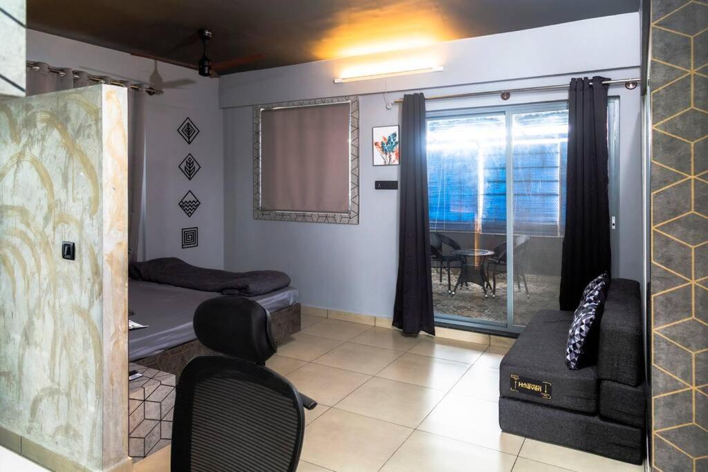 Unique, Private Pent house with Big Balcony. - Housity