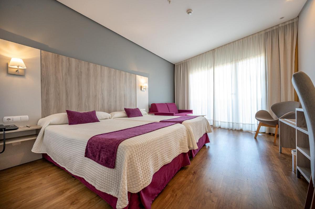 Cama o camas de una habitación en Albir Playa Hotel & Spa