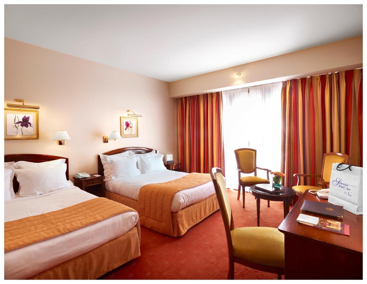 Un ou plusieurs lits dans un hébergement de l'établissement Splendid Hotel & Spa Nice