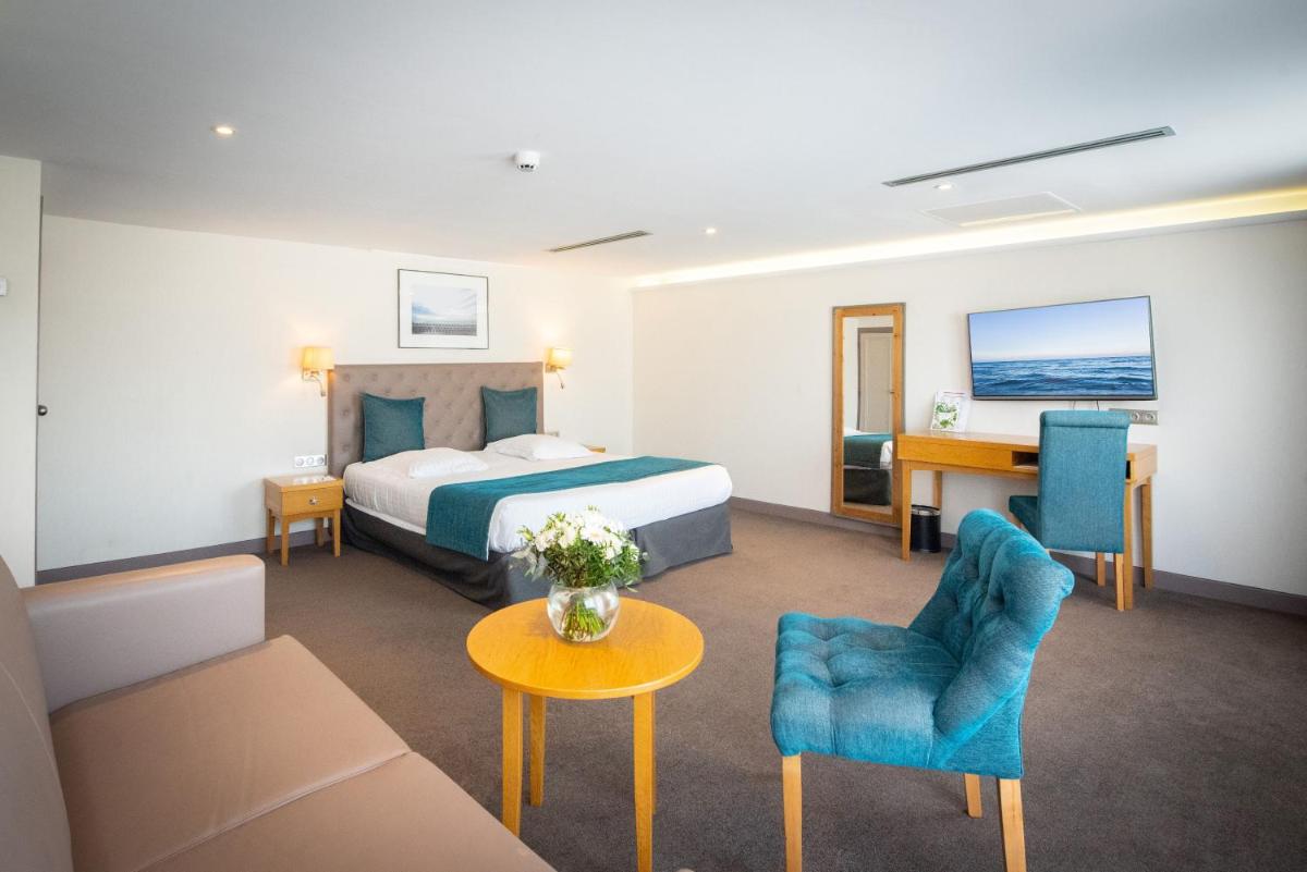 une chambre d'hôtel avec un lit et un bureau dans l'établissement Splendid Hotel & Spa Nice, à Nice