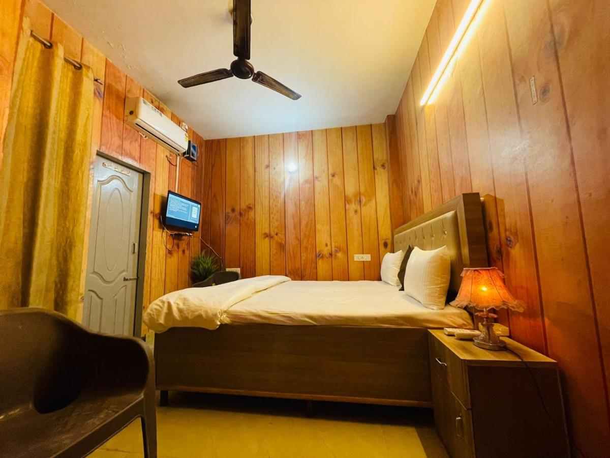 HOTEL CONCLAVE -- LPU Law Gate -- Students, Couples, Families, Corporate Special - Housity