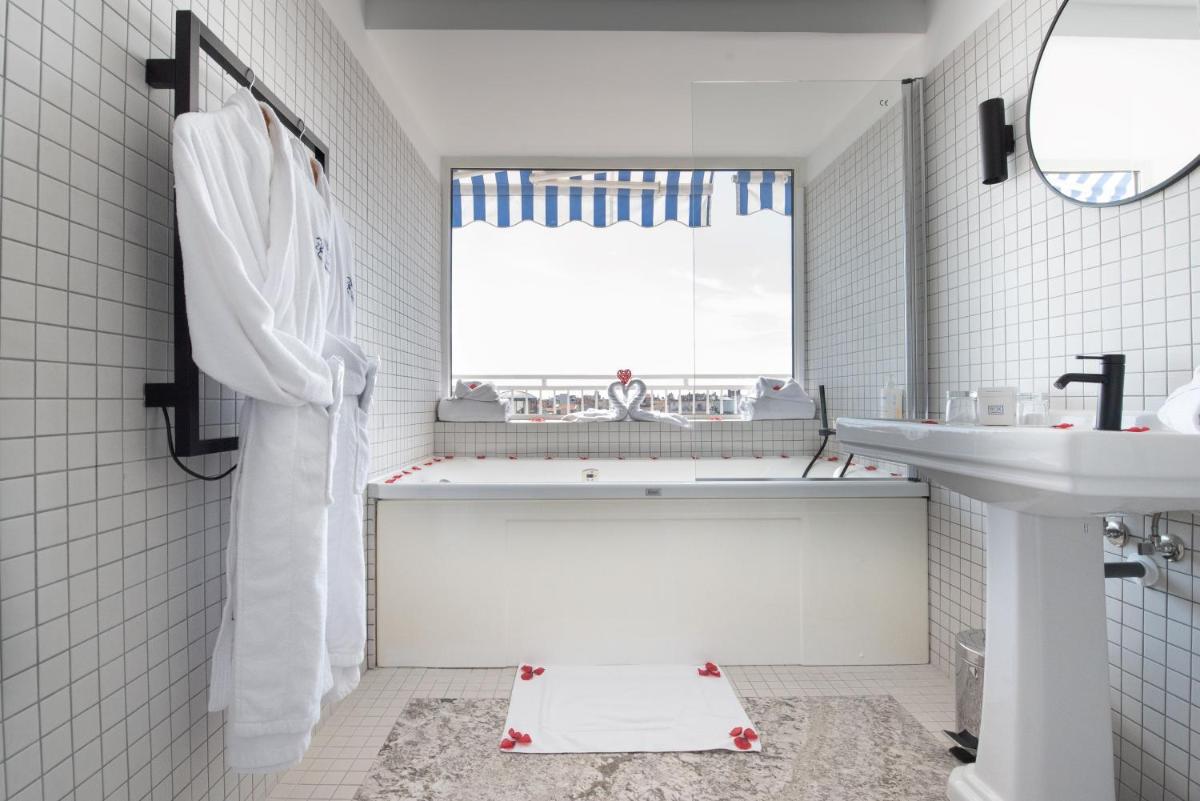 Salle de bains dans l'établissement Splendid Hotel & Spa Nice