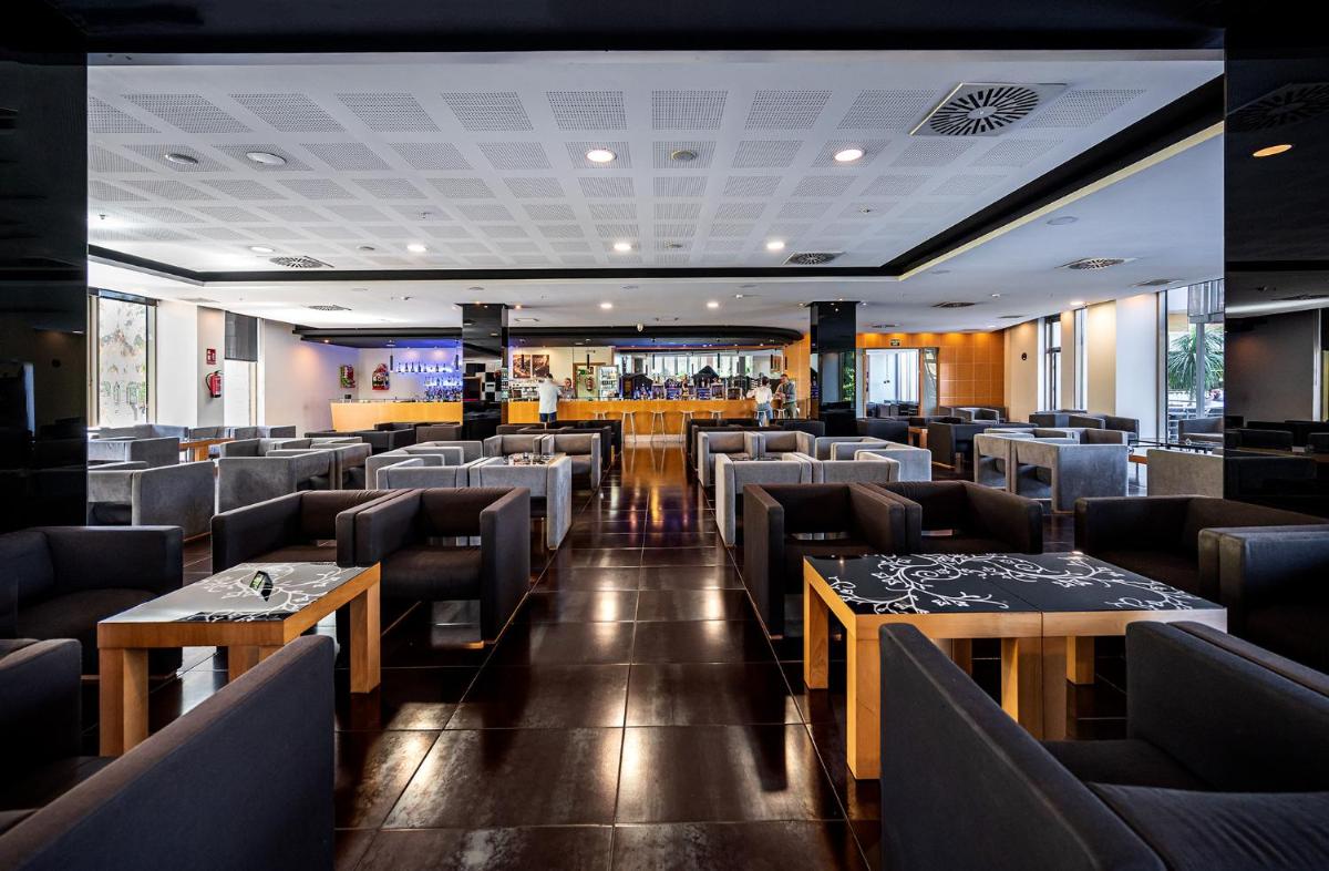 Un restaurante o sitio para comer en Albir Playa Hotel & Spa