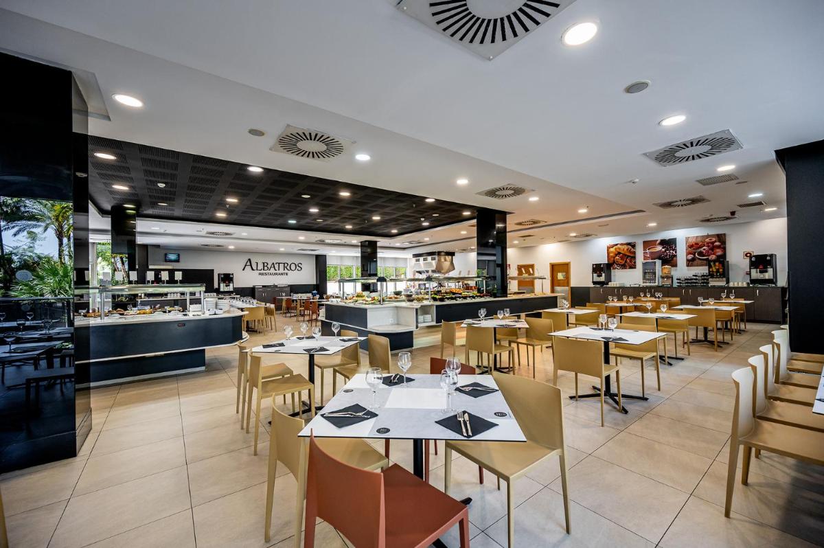 Un restaurante o sitio para comer en Albir Playa Hotel & Spa