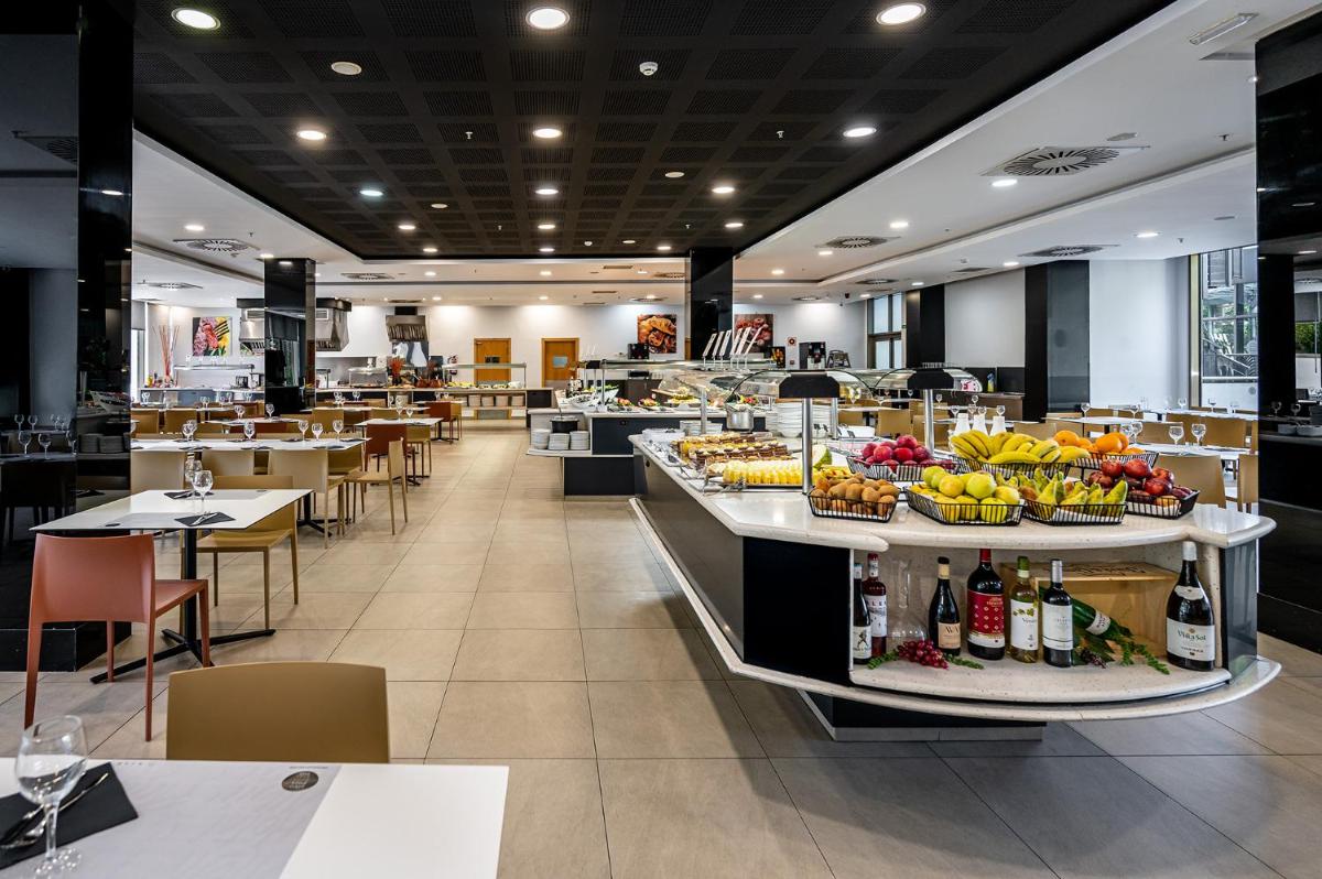 Comida en o cerca de este hotel