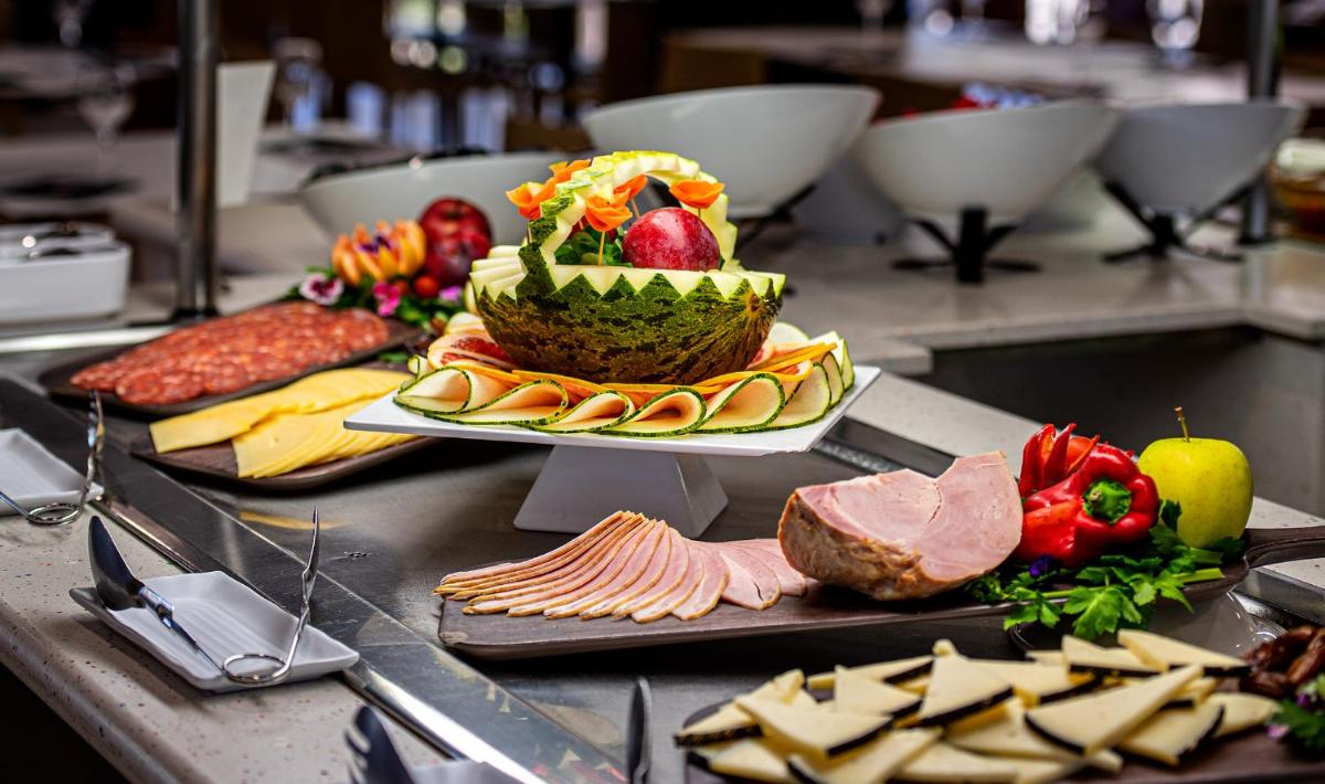 Comida en o cerca de este hotel