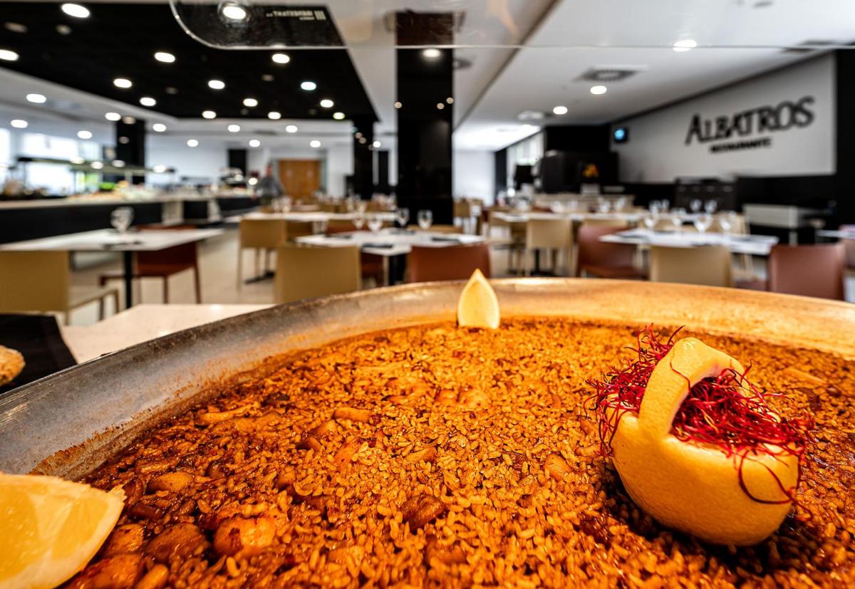 Comida en o cerca de este hotel
