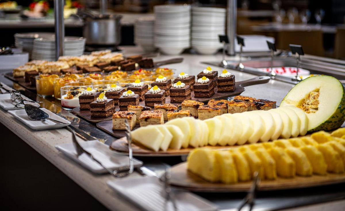 Comida en o cerca de este hotel