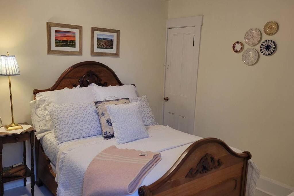 Clinton Pond Bed and Breakfast - Housity