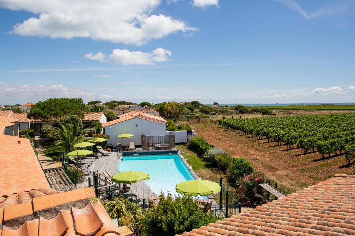 - une vue aérienne sur une villa avec une piscine et un vignoble dans l'établissement Hôtel Les Vignes de la Chapelle, "The Originals Relais", à Sainte-Marie de Ré