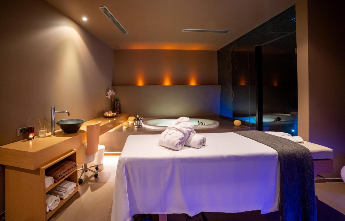 Cama o camas de una habitación en Albir Playa Hotel & Spa