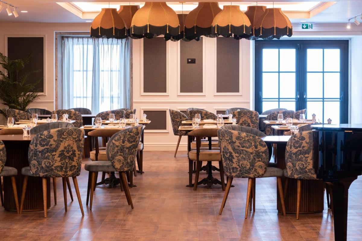 Um restaurante ou outro lugar para comer em AP Dona Aninhas